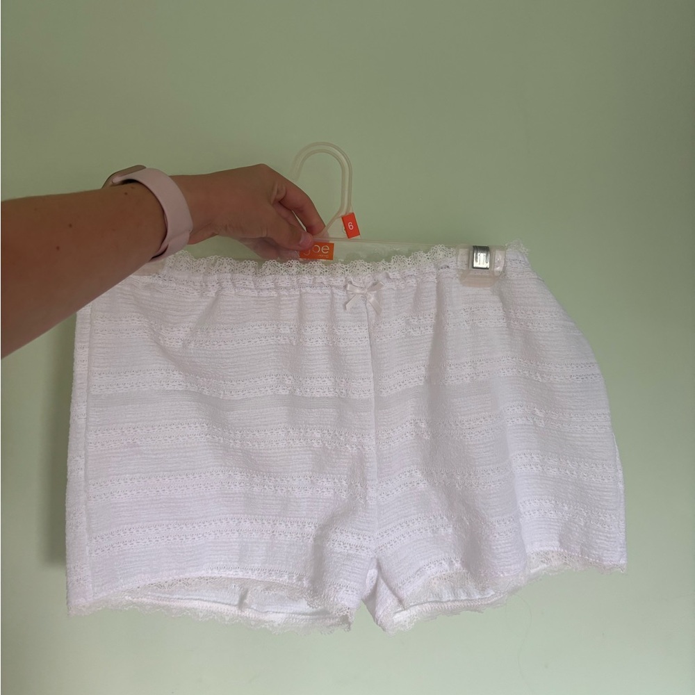 Chic White High Lace Shorts